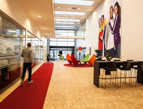 lang rød filt løber på træ gulv